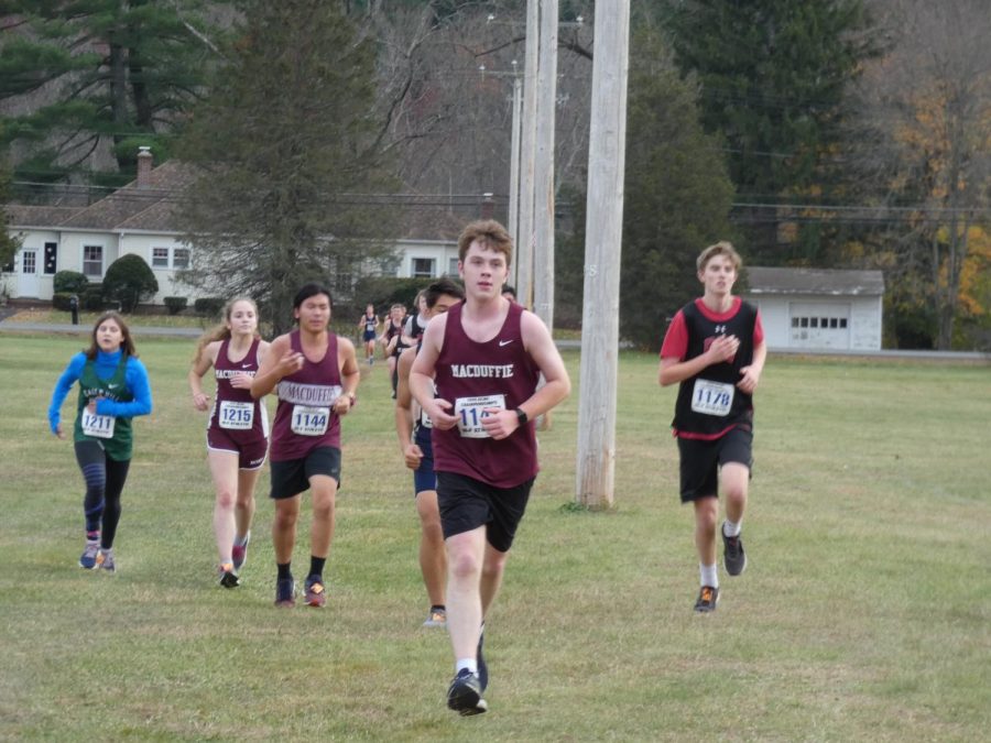 Senior Maddy LaChance, Freshman John Mayock, Sophomore Ang (Leon) Li, and two other runners from different schools running during the SENE Cross Country Championship. Photo by Hannah Lee