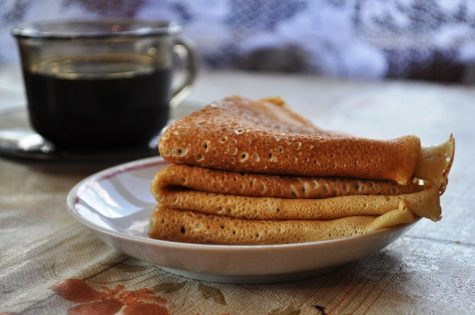 Blini on a plate. It shows how well-made pancakes should look like. Photo via Larisa Koshkina under the public domain